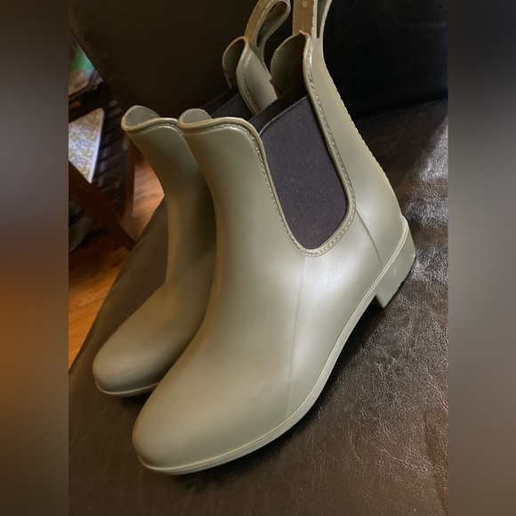 Woman’s Chelsea Rain Boots ☔️ - Picture 4 of 4